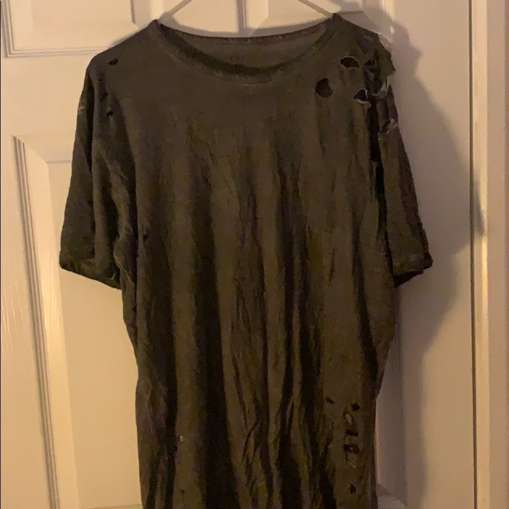 Distressed/ripped fashion shirt